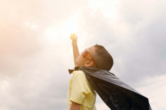 Jak rozmawiać z dzieckiem o dowadze? (Porapak Apichodilok/pexels.com)