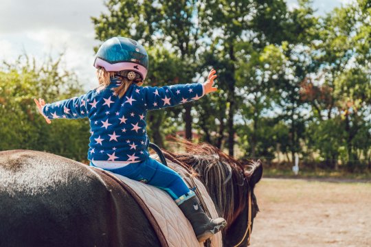 How to talk to children about courage? (Alexander Dummer / pexels.com)