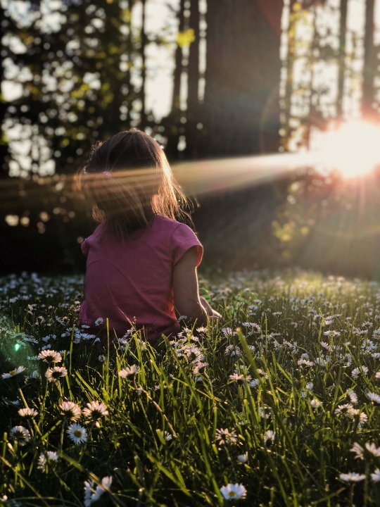 Ćwiczenia uważności dla całej rodziny (Melissa Askew/unsplash.com)