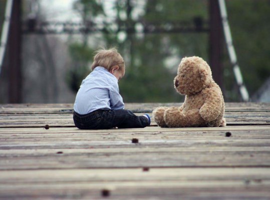 Jak rozmawiać z dzieckiem o tęsknocie i smutku? (Pixabay/pexels.com)