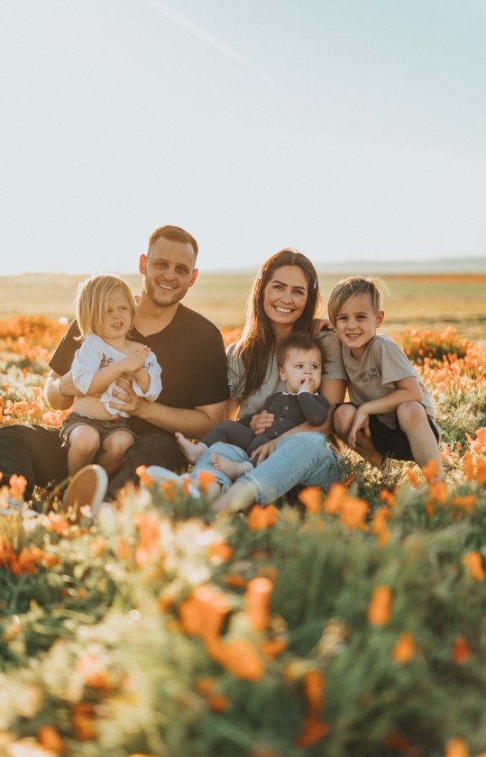 How to feel community in the family? (Nathan Dumlao / unsplash.com)