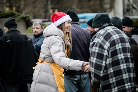 Dominika Kulczyk rozdaje posiłki świąteczne potrzebującym
