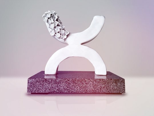 Statuetka - nagroda dla laureatów konkursu Kulczyk Foundation dla Prokobiecej Firmy Roku.