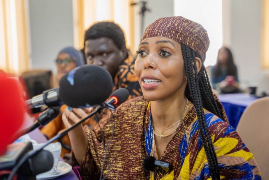 Jaha Dukureh przemawia podczas konferencji