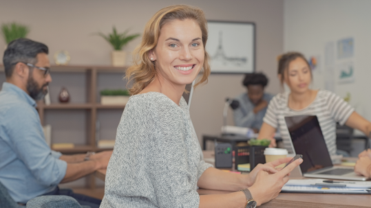 Business woman patrzy w Twoim kierunku podczas spotkania biznesowego