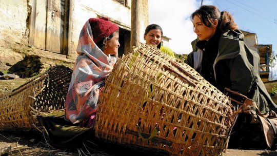 Dominika Kulczyk w Nepalu z kobietami podczas nagrywania reportażu do Efektu Domina nt. tabu menstruacyjnego i zwyczaju chhaupadi. Fot. Tatiana Jachyra