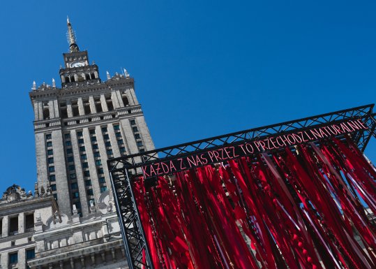 Monumentalna brama „Każda z nas przez to przechodzi. Naturalnie” stanęła pod Pałacem Kultury i Nauki w Warszawie